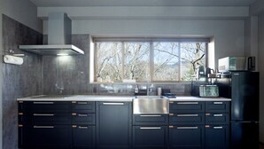 Cafetera/tetera, refrigerador con freezer, microondas, placa de cocina