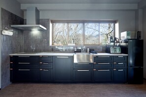 Design House | Shared kitchen | Full-size fridge, microwave, stovetop, coffee/tea maker - Forest Suite Hakone Sengokuhara (Hakone)