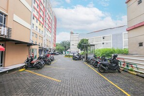 Free self parking - Collection O 93646 Grand Property By Maria (Tangerang)