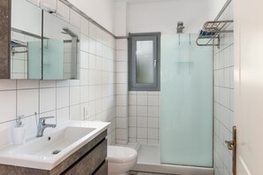Superior Villa | Bathroom | Shower, rainfall showerhead, hair dryer, slippers - Costa Avithos Mansion (Kefalonia)