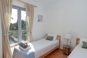 4 bedrooms, in-room safe, iron/ironing board, free WiFi - Costa Avithos Mansion (Kefalonia)