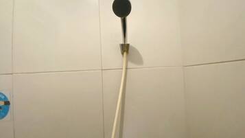 Kamar Double Deluks | Kamar mandi | Shower dan sabun