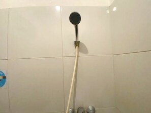 Deluxe Double Room | Bathroom | Shower, soap - Hotel O Bale Gajog Near SDN 2 SEKAROH (Jerowaru)
