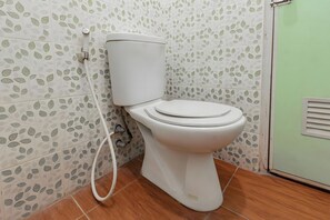 Deluxe tweepersoonskamer | Badkamer | Een douche, zeep