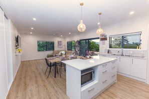 Fridge, microwave, oven, stovetop - The Olive Abode - Atherton (Atherton)