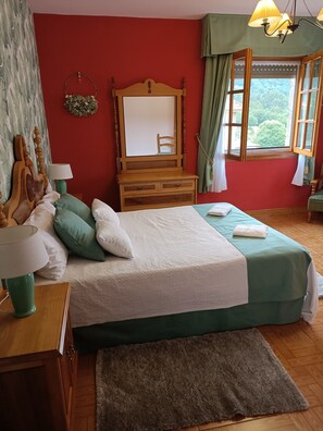 4 bedrooms, iron/ironing board, travel crib, free WiFi