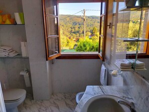 تجهيزات دش، مجففات شعر، مراحيض شطف، مناشف