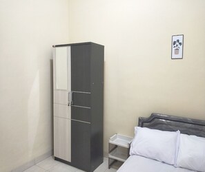 Free WiFi, bed sheets - Hotel O Losmen Ida Near PT. Narmada Awet Muda (Pabrik Lingsar) (Narmada)