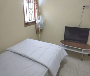 Economy Double Room | Free WiFi, bed sheets - Hotel O Losmen Ida Near PT. Narmada Awet Muda (Pabrik Lingsar) (Narmada)