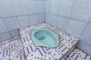 Economy tweepersoonskamer | Badkamer | Een douche, zeep