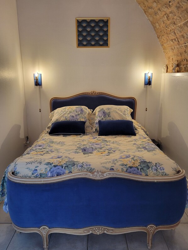 1 bedroom, travel cot, bed sheets