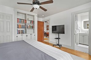 3 bedrooms, iron/ironing board, WiFi, bed sheets - Orchard Grove - Pool, Fire Pit & Walk to Main St (Fredericksburg)