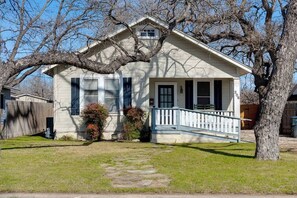 Exterior - Orchard Grove - Pool, Fire Pit & Walk to Main St (Fredericksburg)