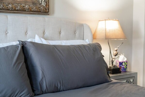 3 bedrooms, iron/ironing board, WiFi, bed sheets - Orchard Grove - Pool, Fire Pit & Walk to Main St (Fredericksburg)