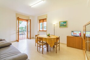 En 21-tommers Flatskjerm-TV med kabel-kanaler samt TV