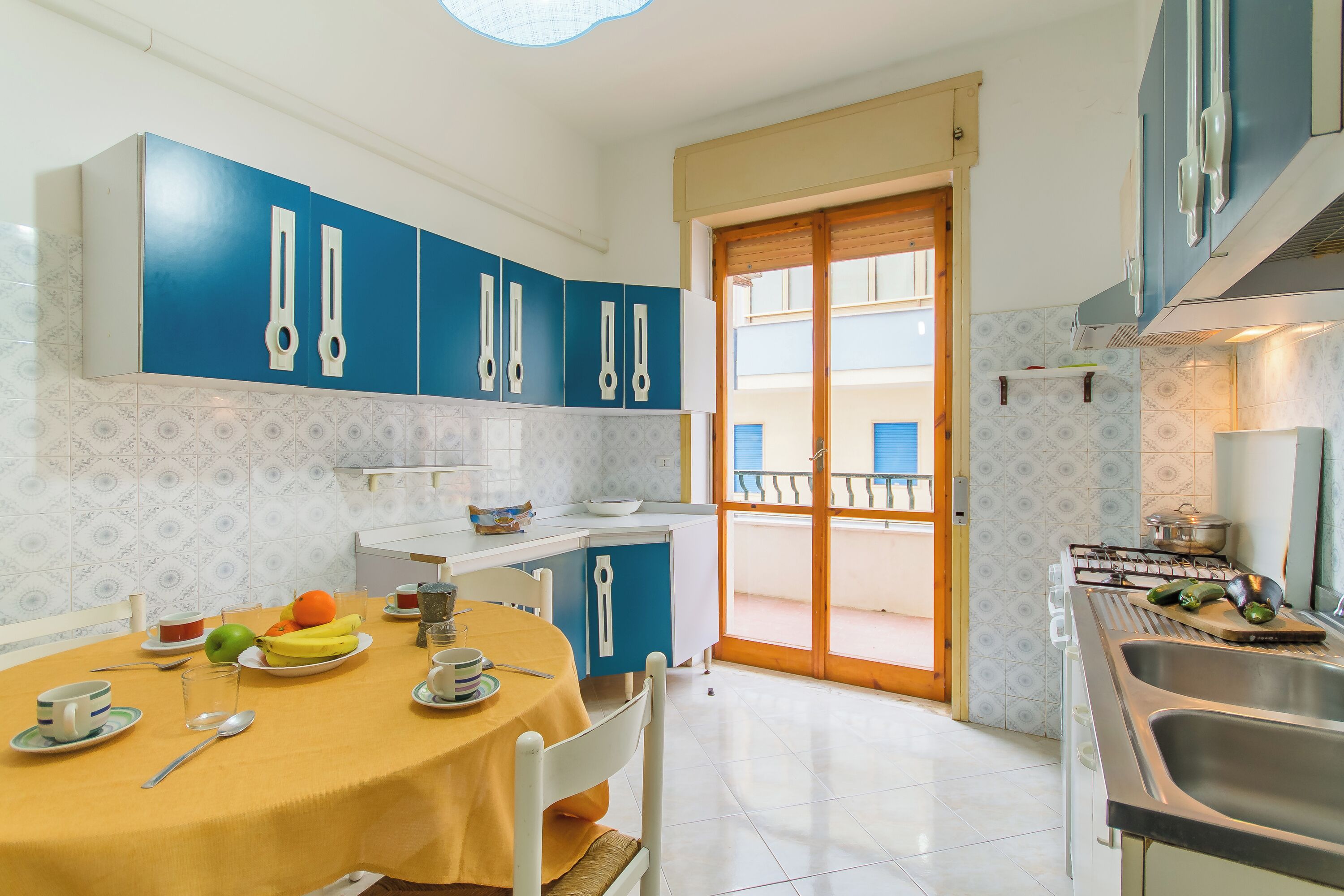 Kühlschrank, Ofen, Herdplatte, Wasserkocher mit Kaffee-/Teezubehör