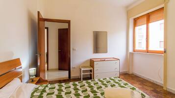 Apartamento standard, 2 quartos, 2 banheiros (Casa Gallipolina with sea view) | 2 quartos, Wi-Fi de cortesia, roupa de cama