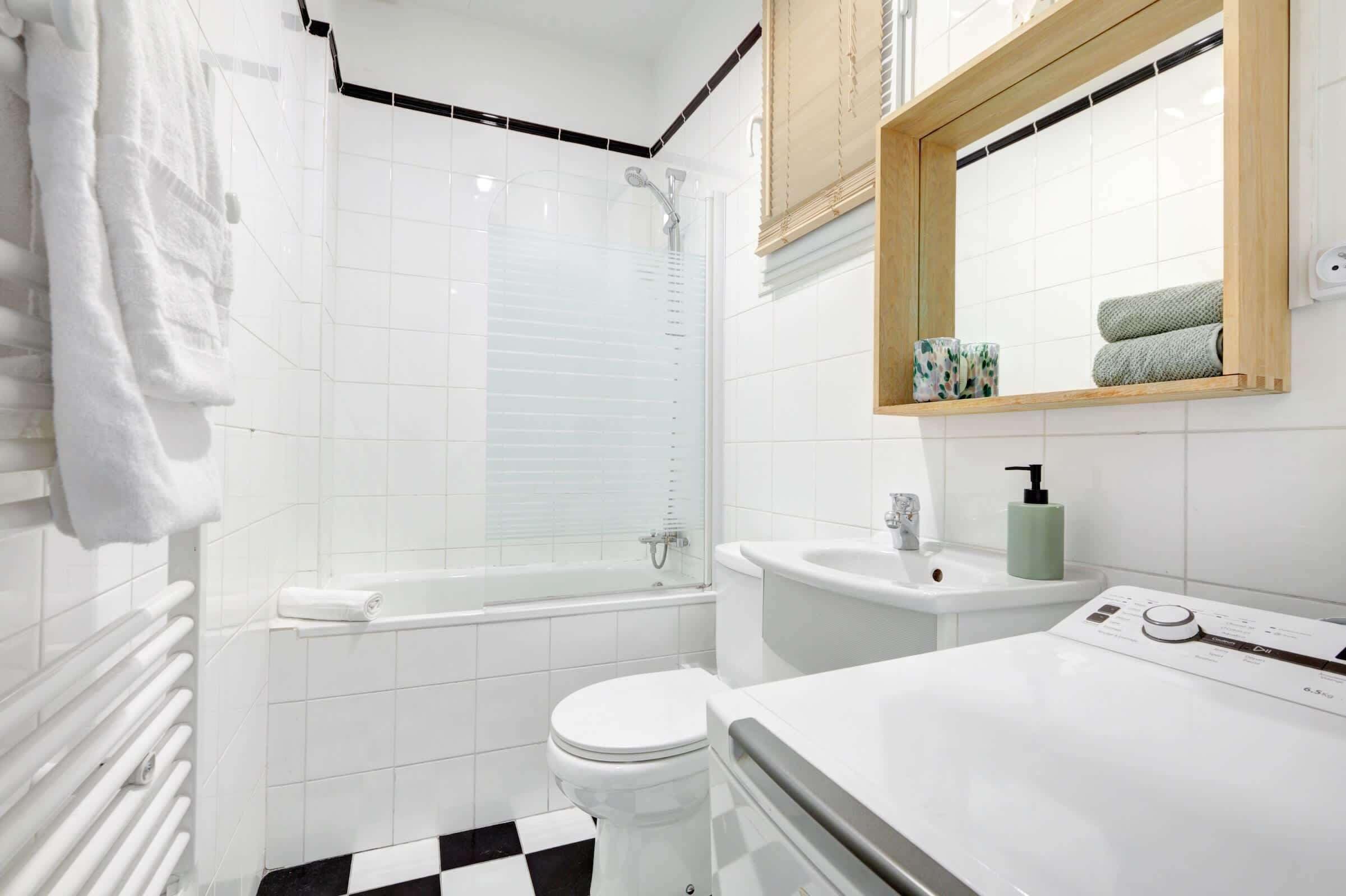 シャワー、ヘアドライヤー、タオル、石鹸