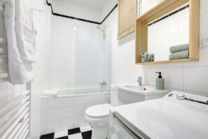 Douche, sèche-cheveux, serviettes fournies, savon