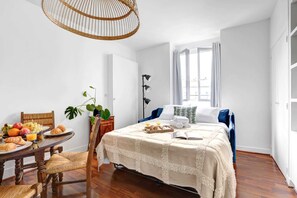 Bureau, fer et planche à repasser, Wi-Fi gratuit, draps fournis