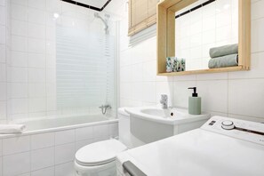 Een douche, een haardroger, handdoeken, zeep