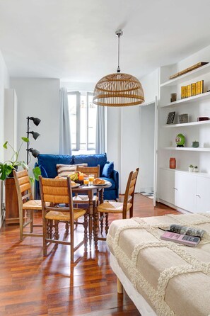 Desk, iron/ironing board, free WiFi, bed sheets - In the Heart of Le Marais - Cosy Studio for 4 (Paris)