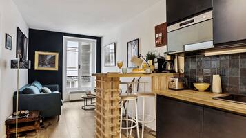 Jääkaappi, mikroaaltouuni, uuni, liesi