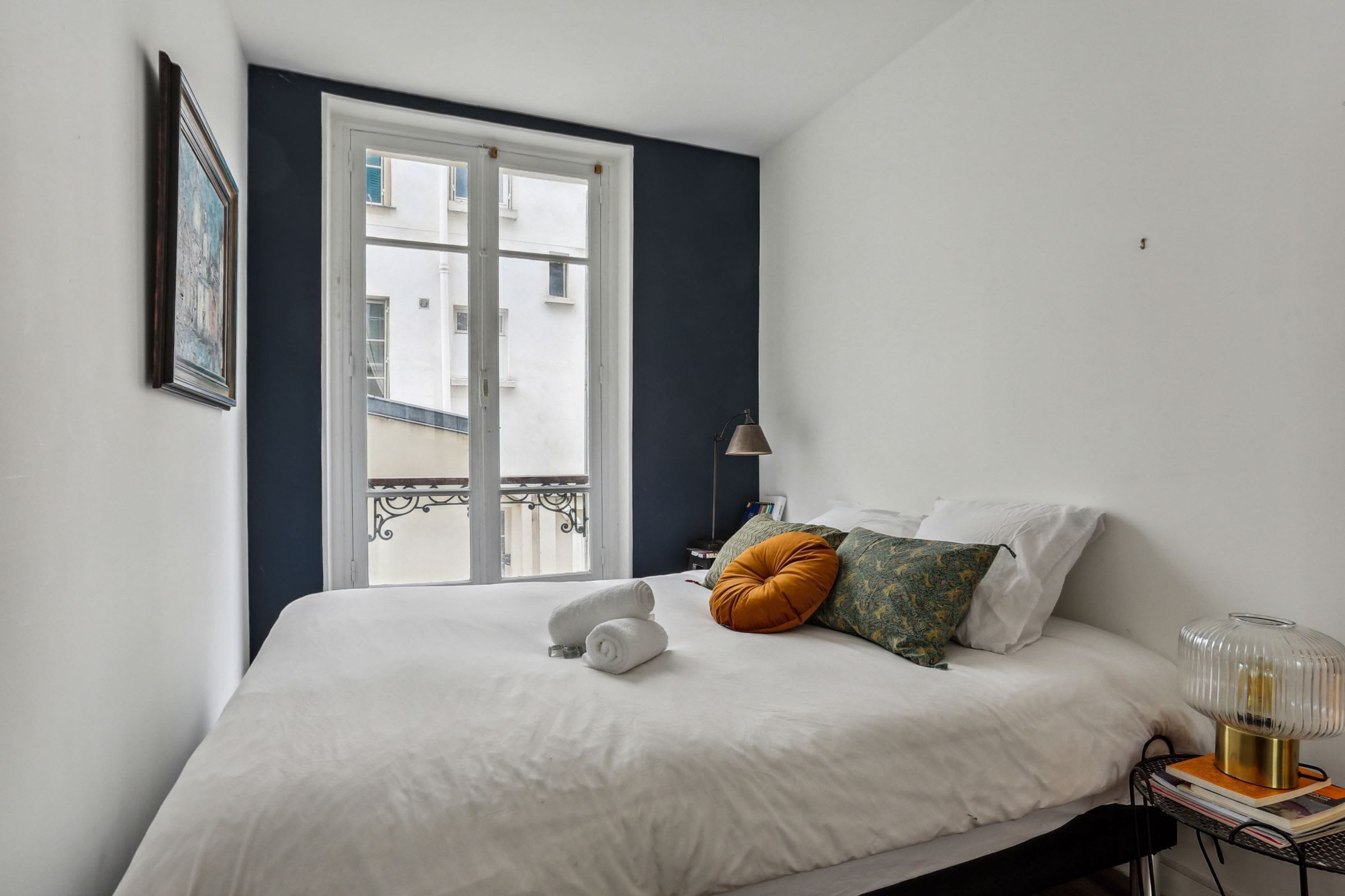 1 quarto, escrivaninha, ferros/tábuas de passar roupa, berço de viagem