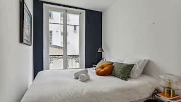 1 makuuhuone, työpöytä, silitysrauta/-lauta, vauvan matkasänky