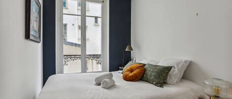 1 chambre, bureau, fer et planche à repasser, lit parapluie