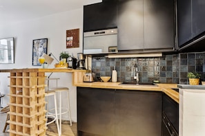 Réfrigérateur, micro-ondes, four, plaque de cuisson