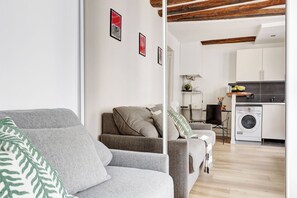 Interior - Temple - Republique Cosy Marais Studio (Paris)