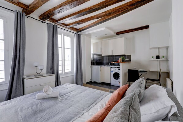 1 habitación, escritorio, tabla de planchar con plancha y wifi gratis 