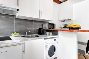 Fridge, microwave, oven, stovetop - Temple - Republique Cosy Marais Studio (Paris)