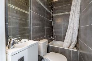 Douche, sĂšche-cheveux, serviettes fournies, savon