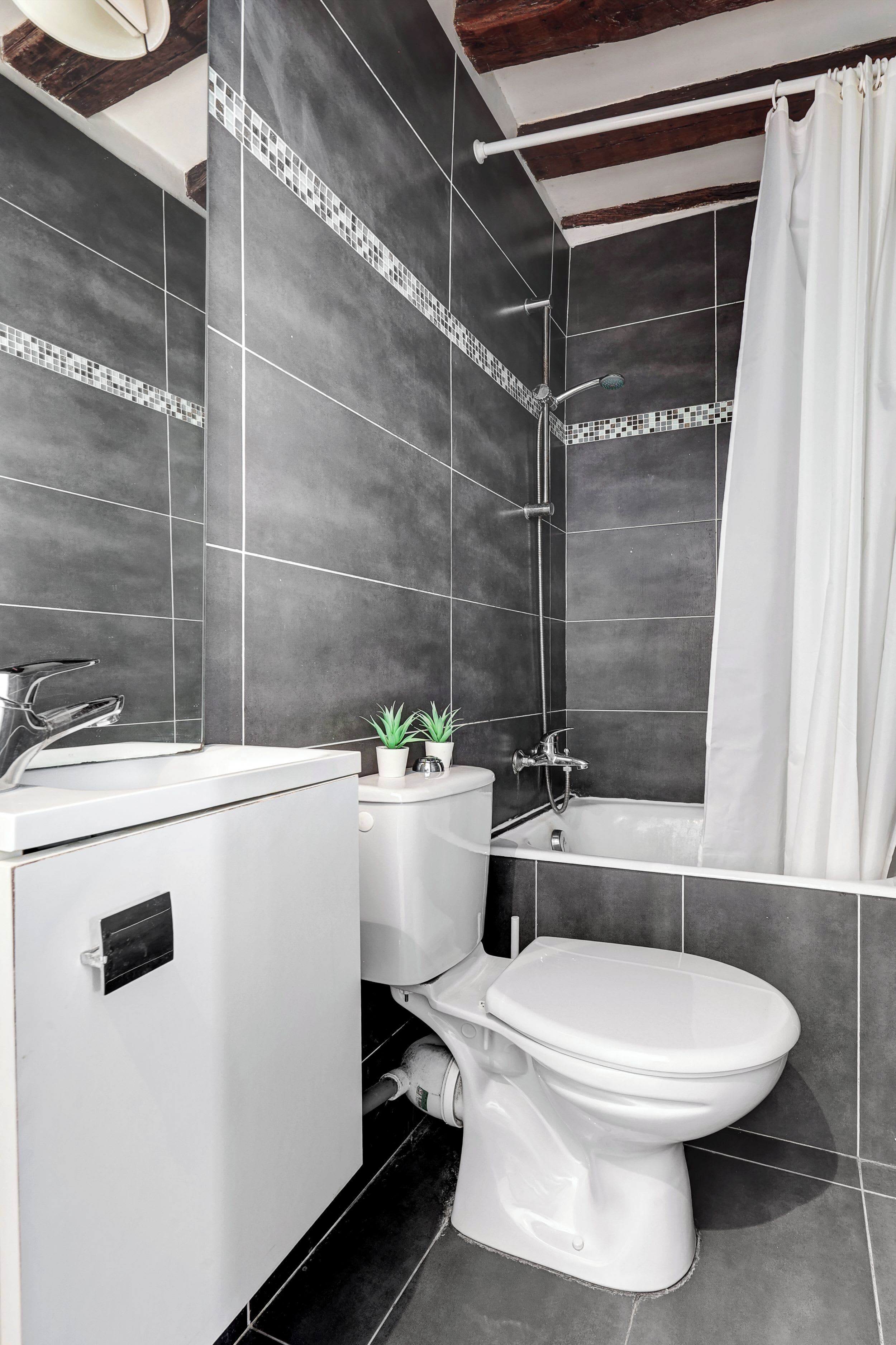 Een douche, een haardroger, handdoeken