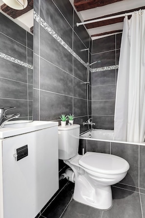 Douche, sèche-cheveux, serviettes fournies