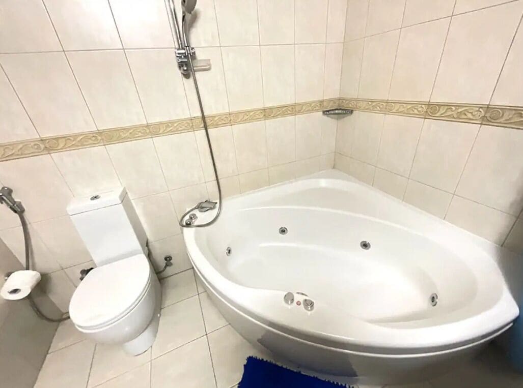Une salle de bain avec une baignoire blanche, des toilettes et une douche.