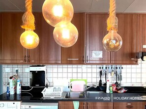 Full-size fridge, microwave, oven, stovetop