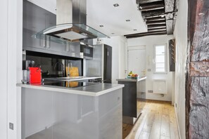 Fridge, microwave, oven, stovetop - Chic 2BR by Rue Montorgueil - Les Halles (Paris)