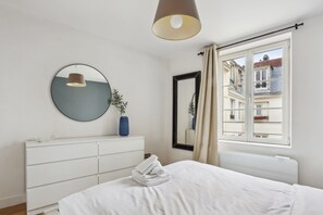 2 chambres, bureau, fer et planche à repasser, lit parapluie