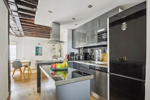 Geladeira, micro-ondas, fogão, cooktop