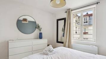 2 chambres, bureau, fer et planche à repasser, lit parapluie