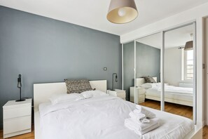2 bedrooms, desk, iron/ironing board, travel crib - Chic 2BR by Rue Montorgueil - Les Halles (Paris)