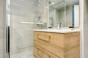 Dusche, Haartrockner, Handtücher