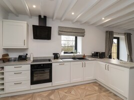 Lavavajillas, tetera/pava eléctrica, tostadora, utensilios de cocina