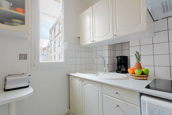Køleskab, mikrobølgeovn, ovn, kogeplade