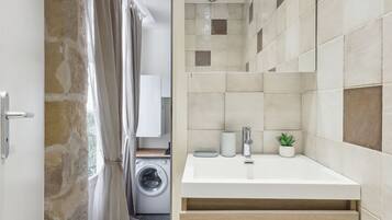 Dusche, Haartrockner, Handtücher, Seife