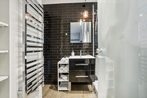 Een douche, een haardroger, handdoeken, zeep