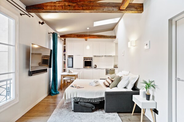 1 slaapkamer, een bureau, een strijkplank/strijkijzer, reisbedje